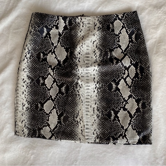 NWT Pleather Snakeskin Mini Skirt (M) - Picture 3 of 9